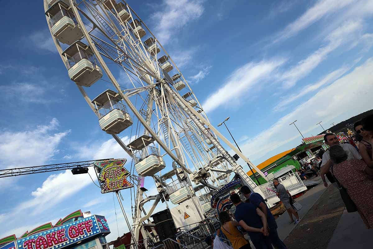 Fotos: Los feriantes aseguran que han sido unos Sampedros «más flojos» por la lejanía de las barracas