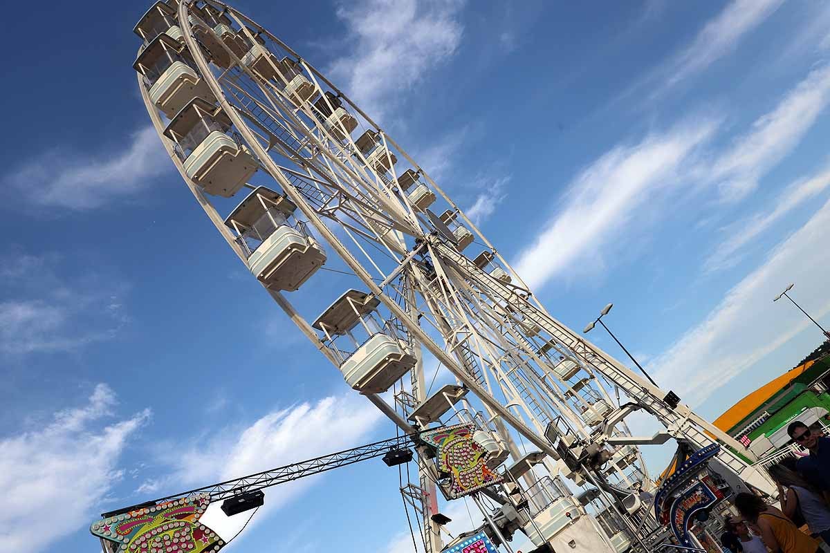 Fotos: Los feriantes aseguran que han sido unos Sampedros «más flojos» por la lejanía de las barracas