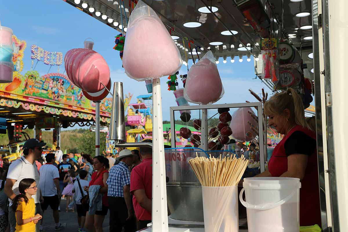 Fotos: Los feriantes aseguran que han sido unos Sampedros «más flojos» por la lejanía de las barracas