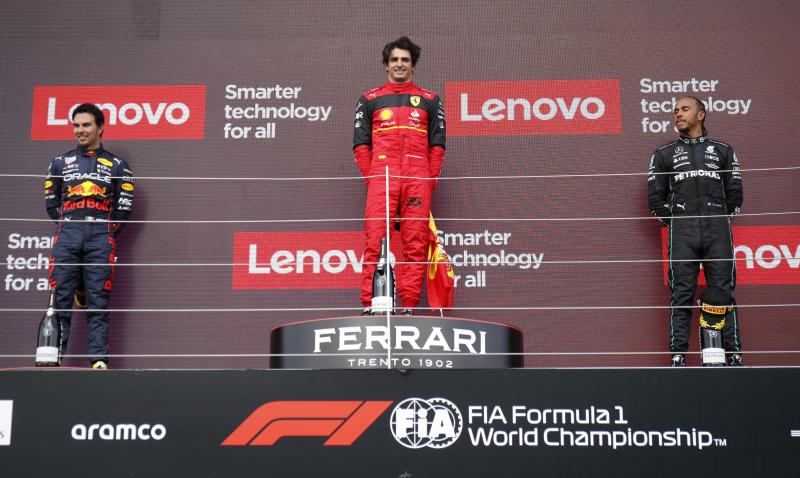 Carlos Sainz junto a Sergio Pérez y Lewis Hamilton situados en el podio del Circuito de Silverstone.