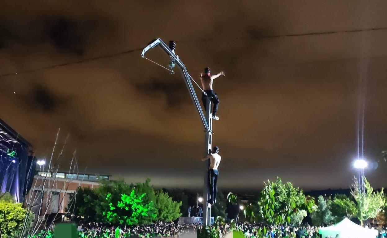 Imagen del joven encaramado al poste.