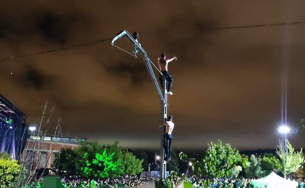 Intervienen un arma a un joven encaramado a un poste durante un concierto