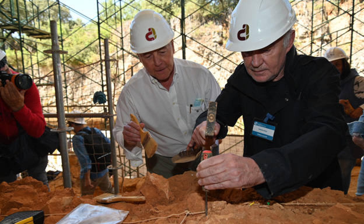 Ferran Adrià y Juan Antonio Corbalán, también Embajador de la Fundación Atapuerca, han excavado en el yacimiento de Galería. 