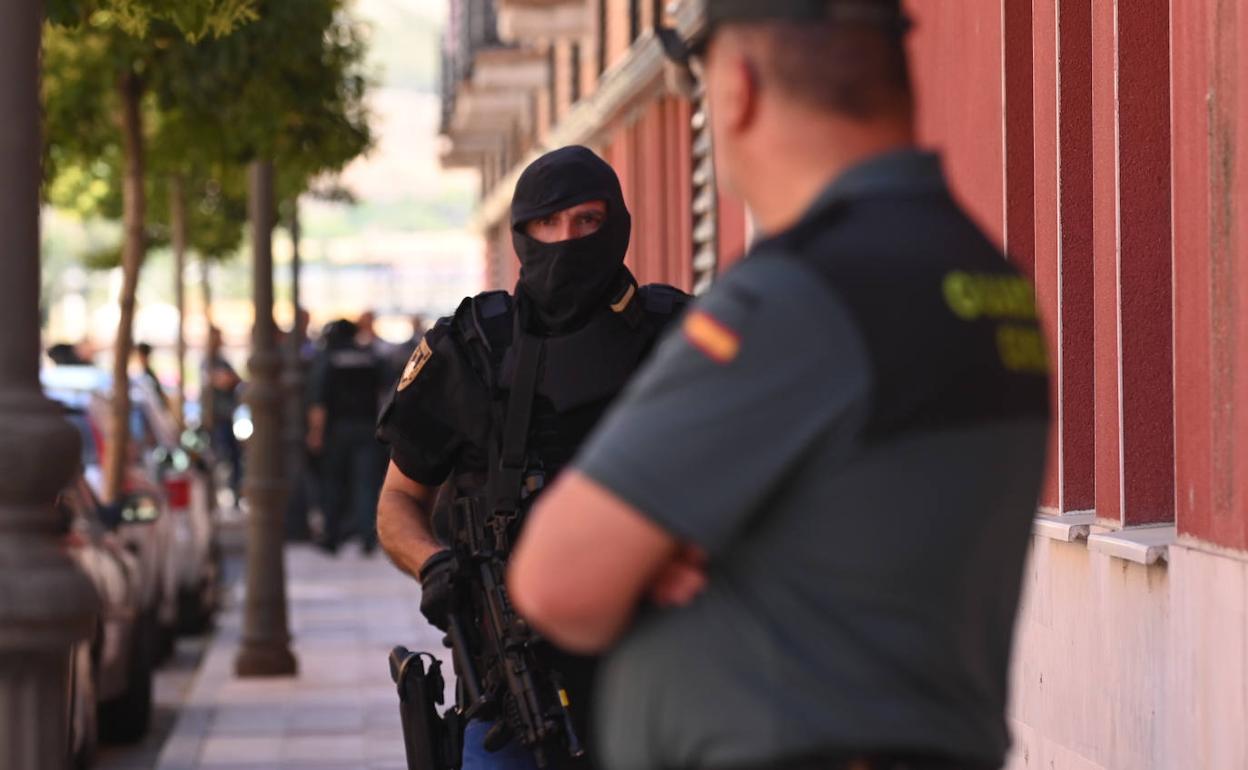 Imagen de la Guardia Civil en el exterior del edificio donde se produjo el crimen en Santovenia de Pisuerga. 