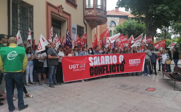 Concentración de UGT y CCOO en FAE Burgos para exigir un aumento de los salarios. 