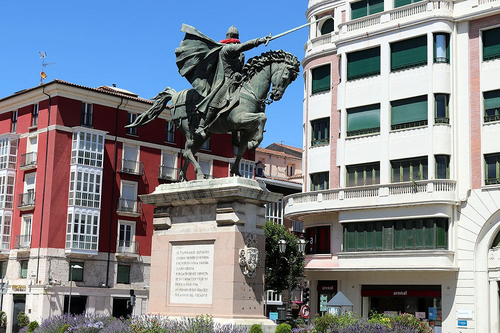 Fotos: Lavado de cara a las esculturas del Paseo del Espolón de Burgos