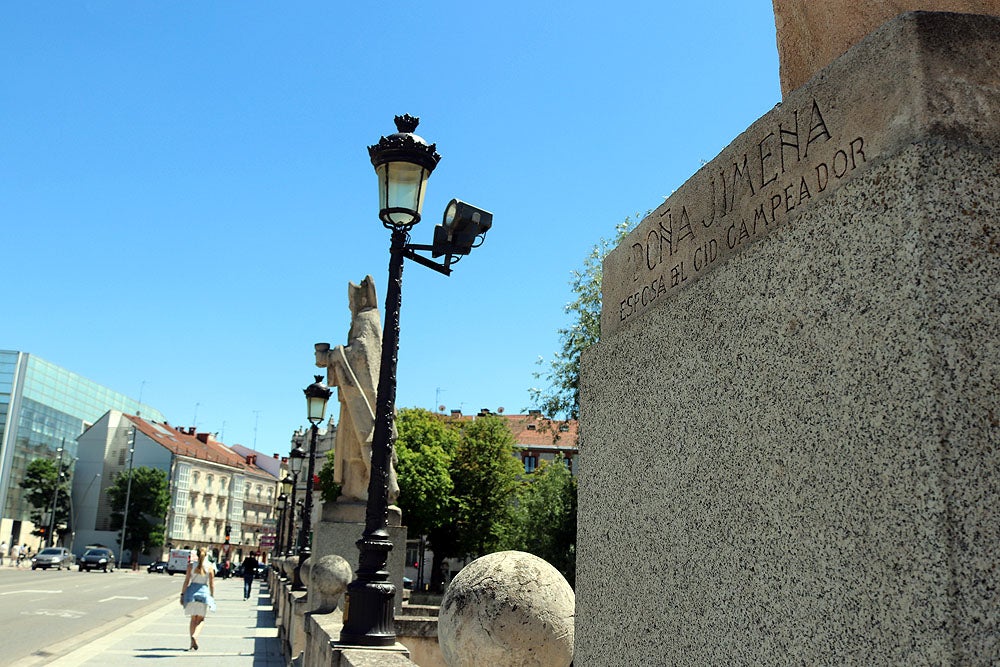 Fotos: Lavado de cara a las esculturas del Paseo del Espolón de Burgos