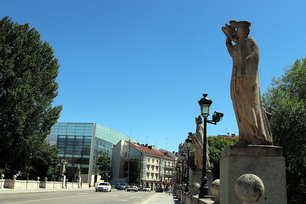 Fotos: Lavado de cara a las esculturas del Paseo del Espolón de Burgos