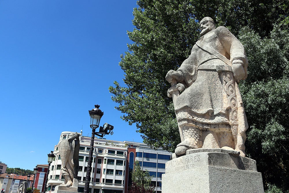 Fotos: Lavado de cara a las esculturas del Paseo del Espolón de Burgos