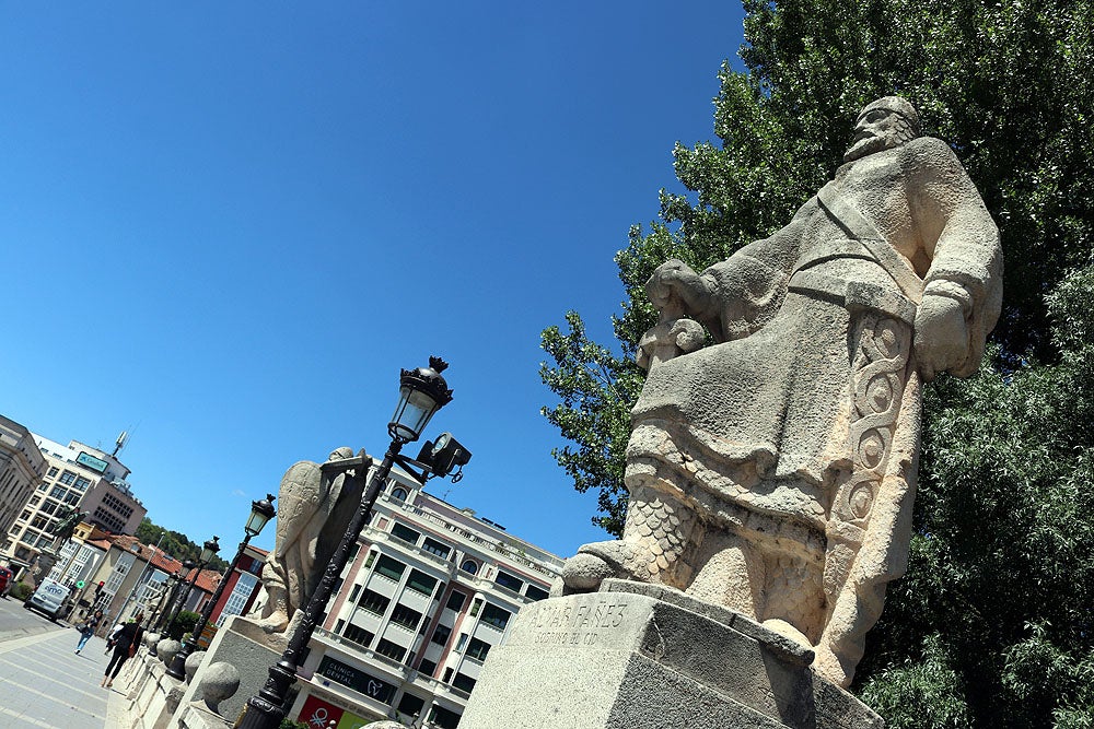 Fotos: Lavado de cara a las esculturas del Paseo del Espolón de Burgos