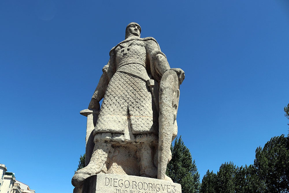 Fotos: Lavado de cara a las esculturas del Paseo del Espolón de Burgos