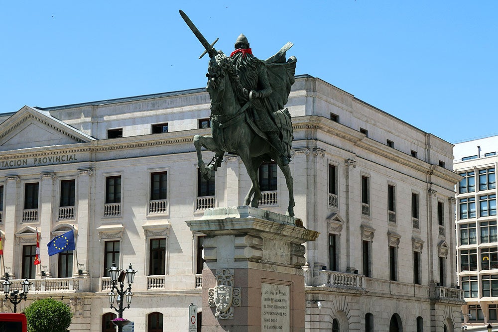 Fotos: Lavado de cara a las esculturas del Paseo del Espolón de Burgos