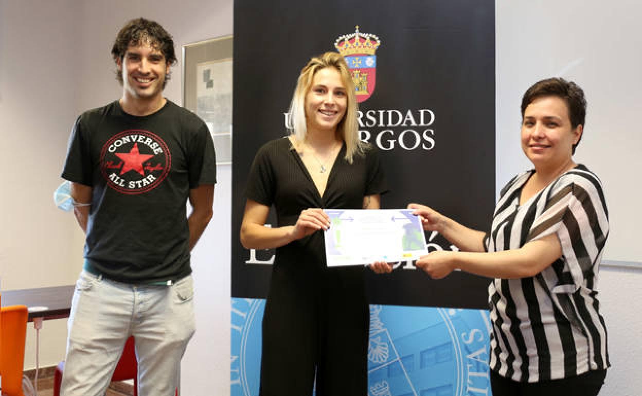 Lara Muñoz recoge el premio en representación del equipo. 