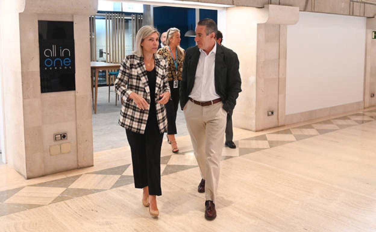 Belen Martin, directora territorial de CaixaBank en Castilla y León, y Juan Antonio Alcaraz, director general de Negocio de CaixaBank, a su salida del centro 'all in one'. 