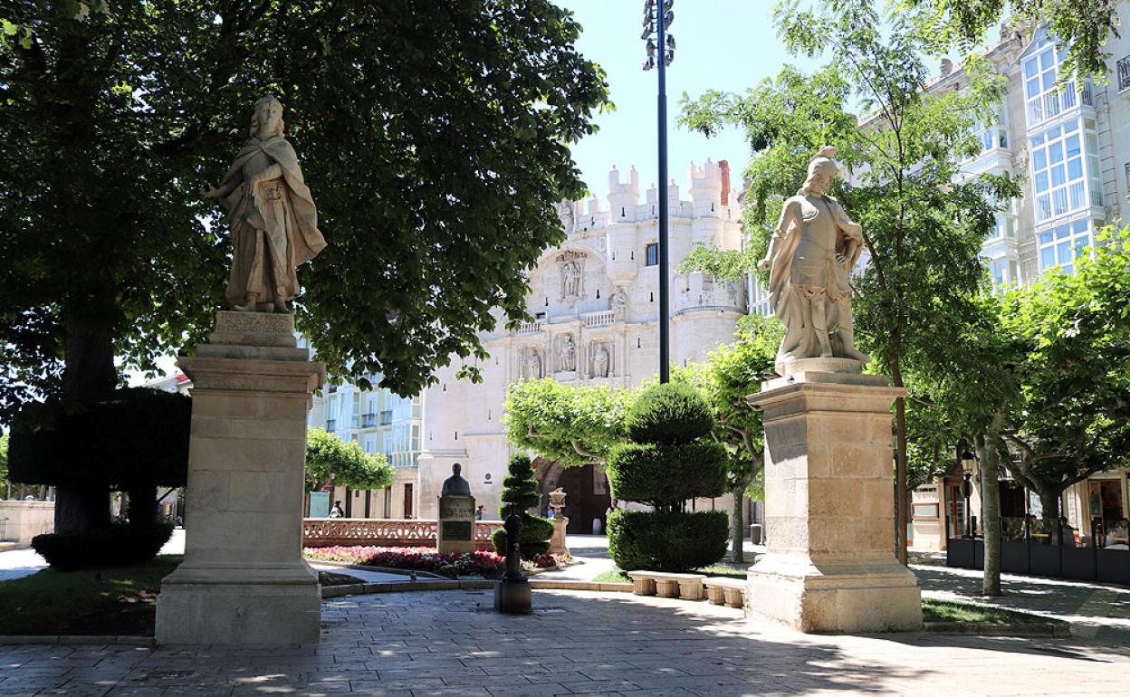 Se han limpiado las estatuas del Paseo del Espolón.