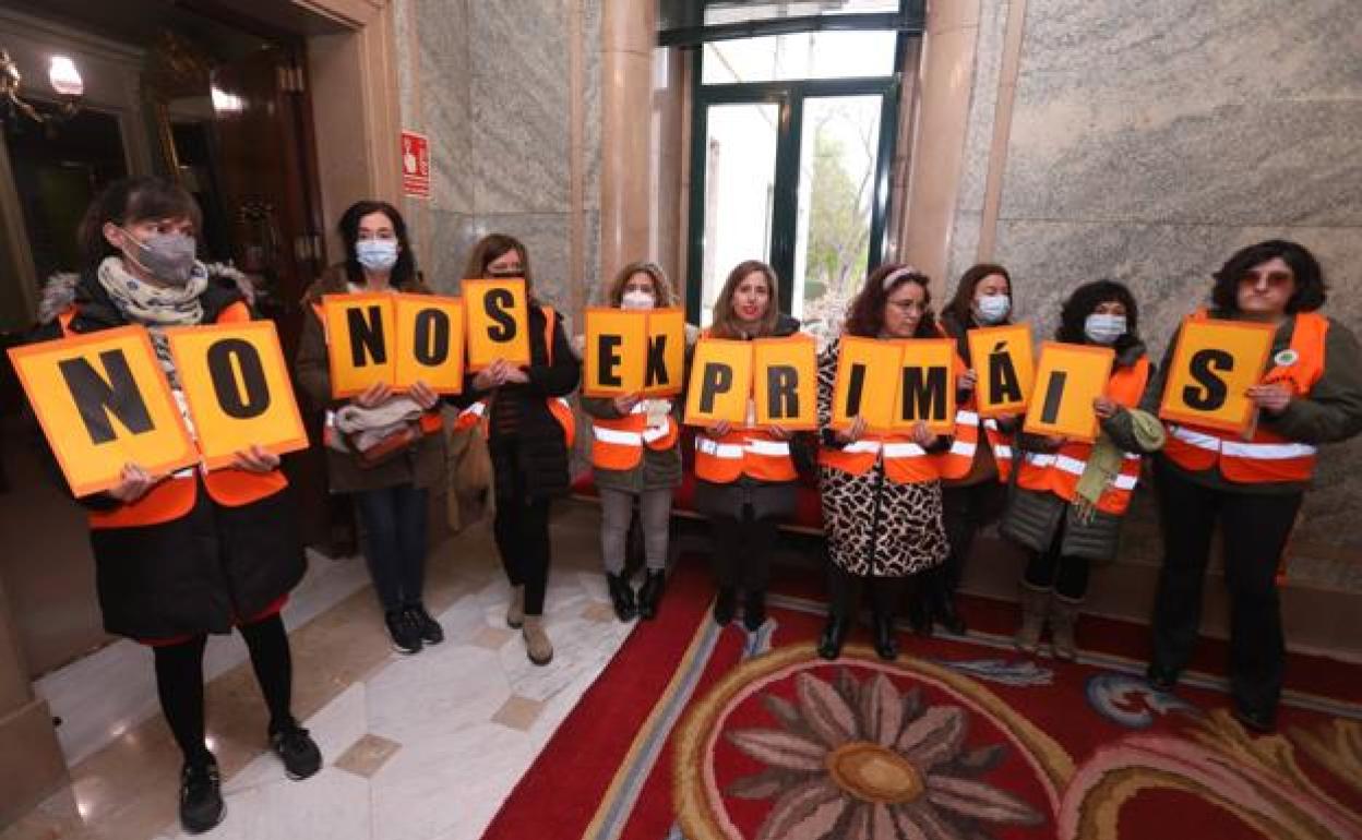 Protesta de las trabajadoras sociales en el Pleno Municipal de abril.