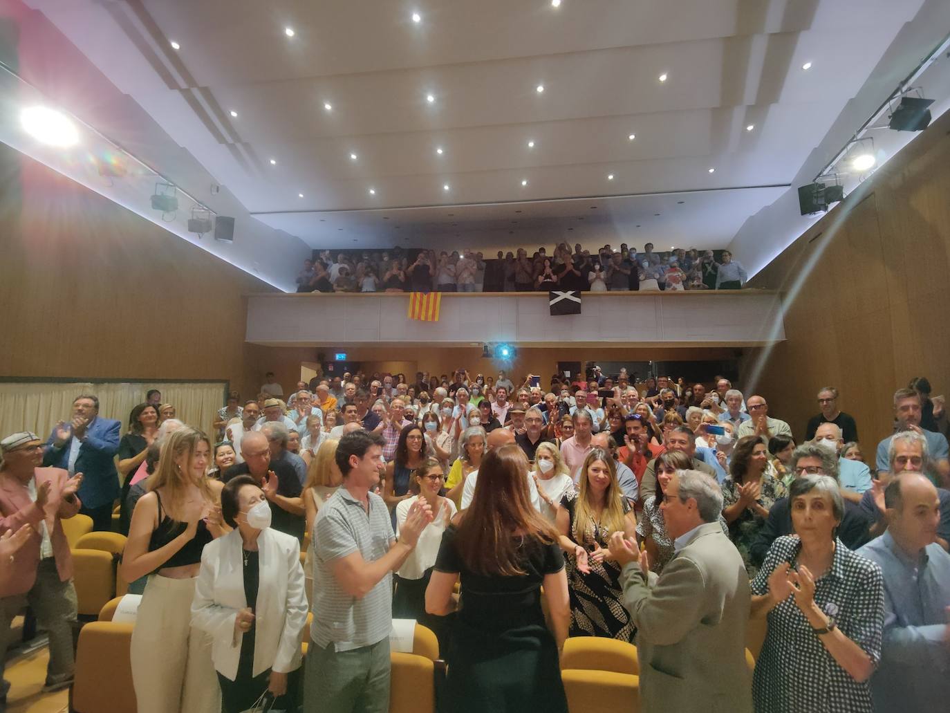 Borràs (de espaldas) recibió ayer un baño de masas por parte de su grupo de apoyo en el Ateneo de Barcelona.