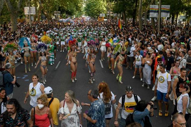 Bailarinas animan la marcha antes de comenzar el recorrido. 