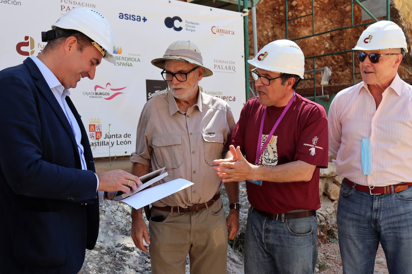 Eudald Carbonell, vicepresidente de la Fundación Atapuerca y codirector de las excavaciones, señala el trabajo en los yacimientos a Ignacio Mariscal, nuevo embajador de la fundación. 