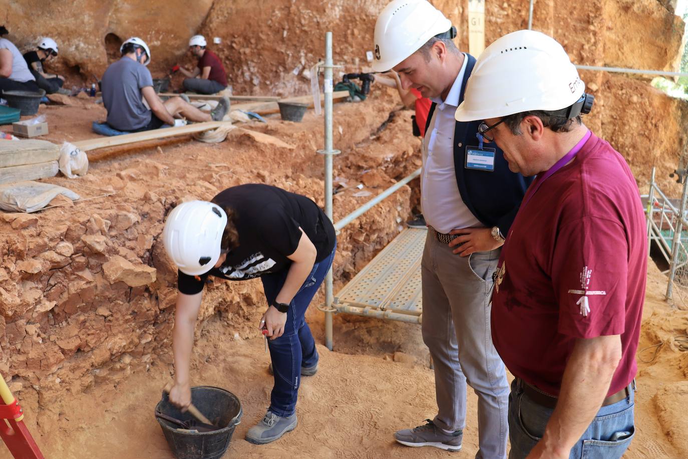 Eudald Carbonell, vicepresidente de la Fundación Atapuerca y codirector de las excavaciones, señala el trabajo en los yacimientos a Ignacio Mariscal, nuevo embajador de la fundación. 