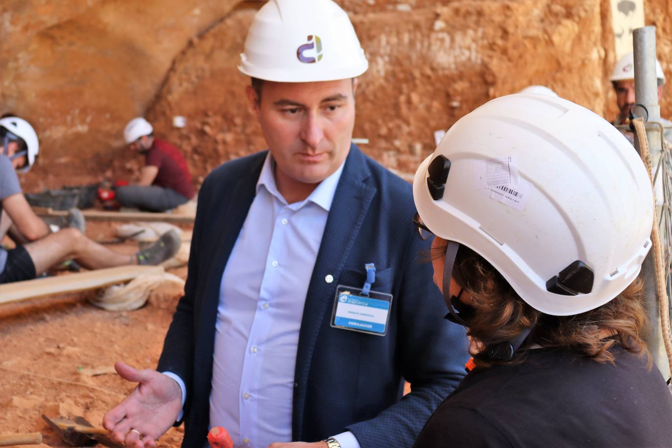 Eudald Carbonell, vicepresidente de la Fundación Atapuerca y codirector de las excavaciones, señala el trabajo en los yacimientos a Ignacio Mariscal, nuevo embajador de la fundación. 