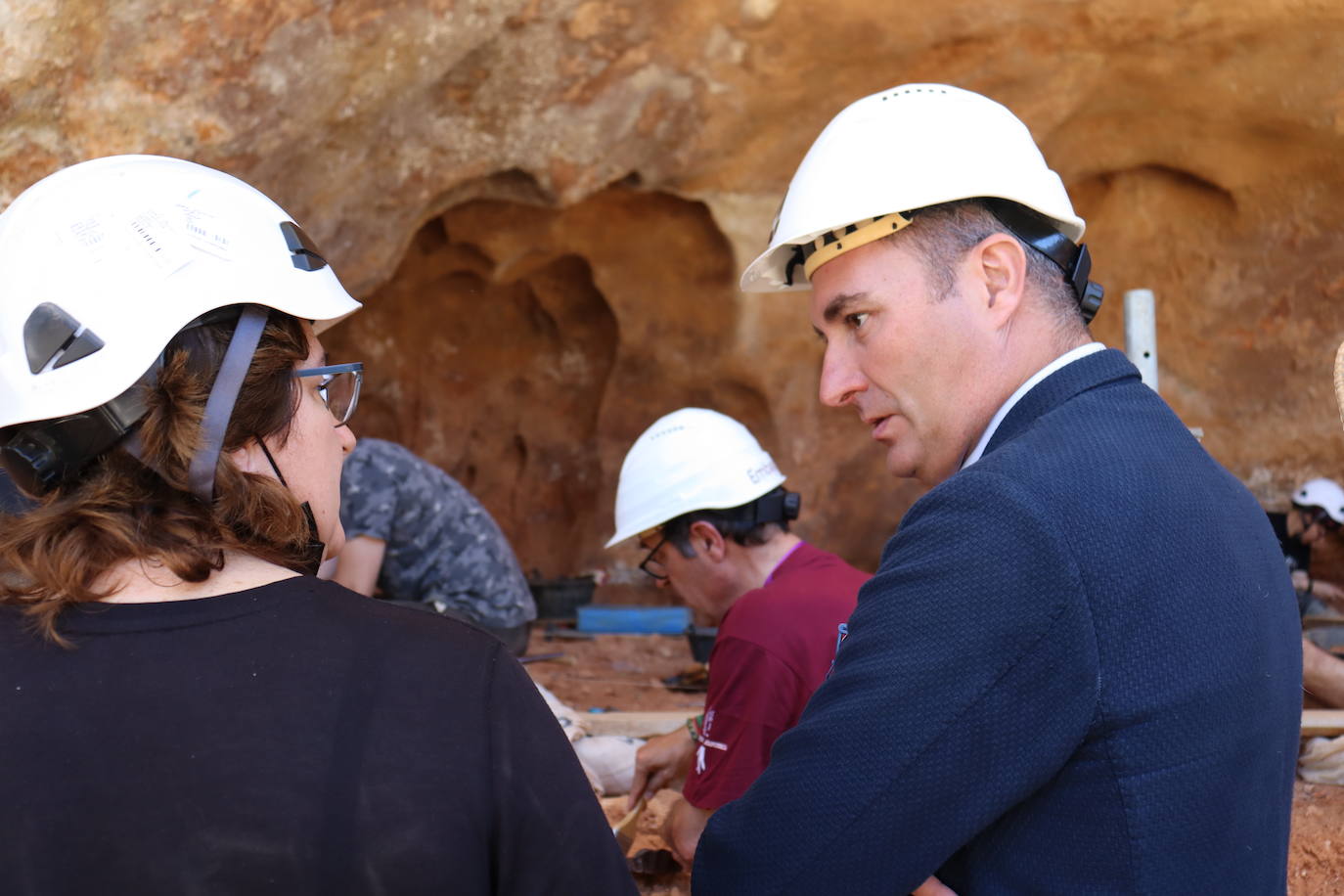 Eudald Carbonell, vicepresidente de la Fundación Atapuerca y codirector de las excavaciones, señala el trabajo en los yacimientos a Ignacio Mariscal, nuevo embajador de la fundación. 