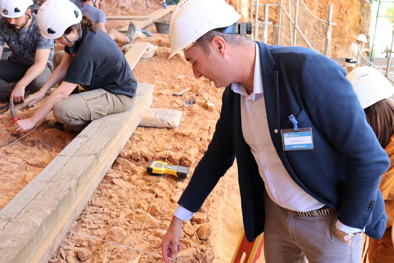 Eudald Carbonell, vicepresidente de la Fundación Atapuerca y codirector de las excavaciones, señala el trabajo en los yacimientos a Ignacio Mariscal, nuevo embajador de la fundación. 