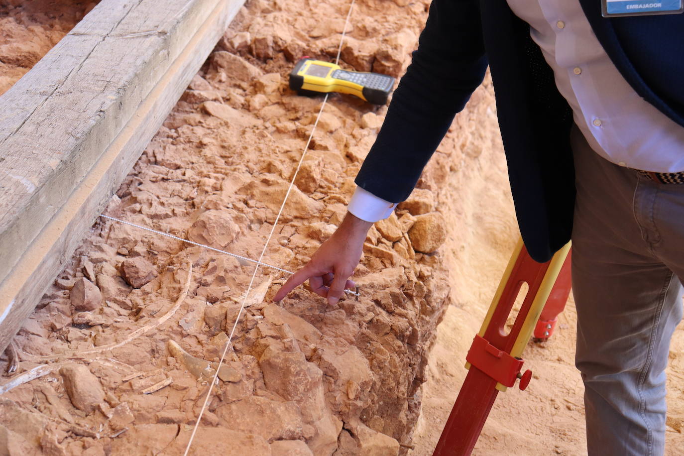 Eudald Carbonell, vicepresidente de la Fundación Atapuerca y codirector de las excavaciones, señala el trabajo en los yacimientos a Ignacio Mariscal, nuevo embajador de la fundación. 