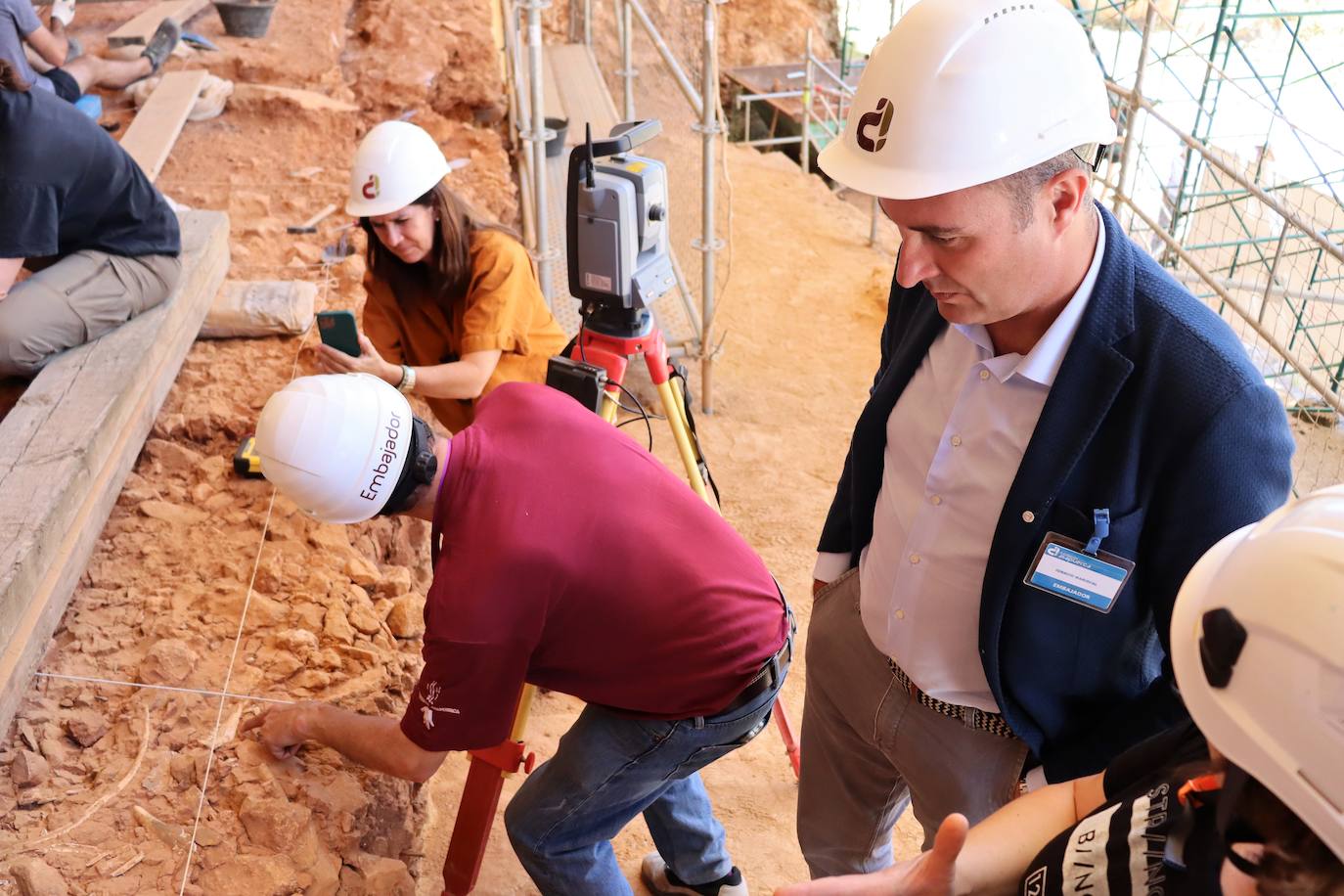 Eudald Carbonell, vicepresidente de la Fundación Atapuerca y codirector de las excavaciones, señala el trabajo en los yacimientos a Ignacio Mariscal, nuevo embajador de la fundación. 