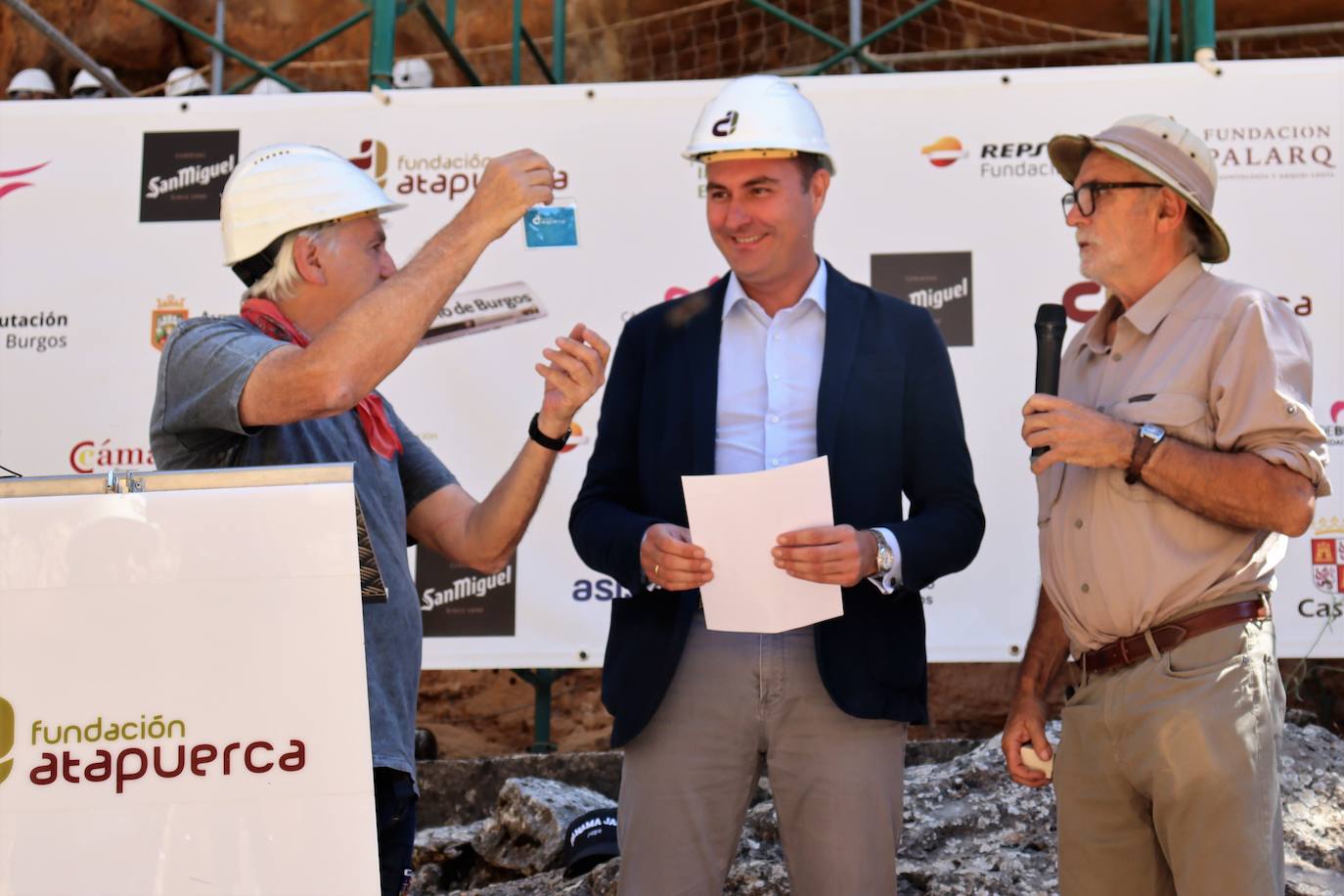 Eudald Carbonell, vicepresidente de la Fundación Atapuerca y codirector de las excavaciones, señala el trabajo en los yacimientos a Ignacio Mariscal, nuevo embajador de la fundación. 