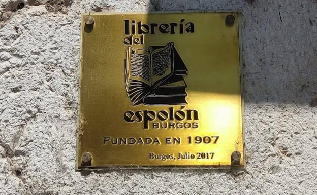 Placa colocada a la entrada de la librería. 