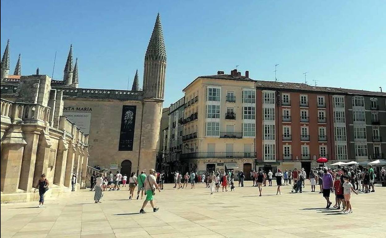 Turistas en la Catedral de Burgos a pleno sol.