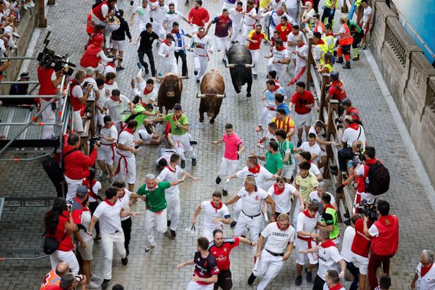 Mozos corren el último encierro de San fermín 2022.