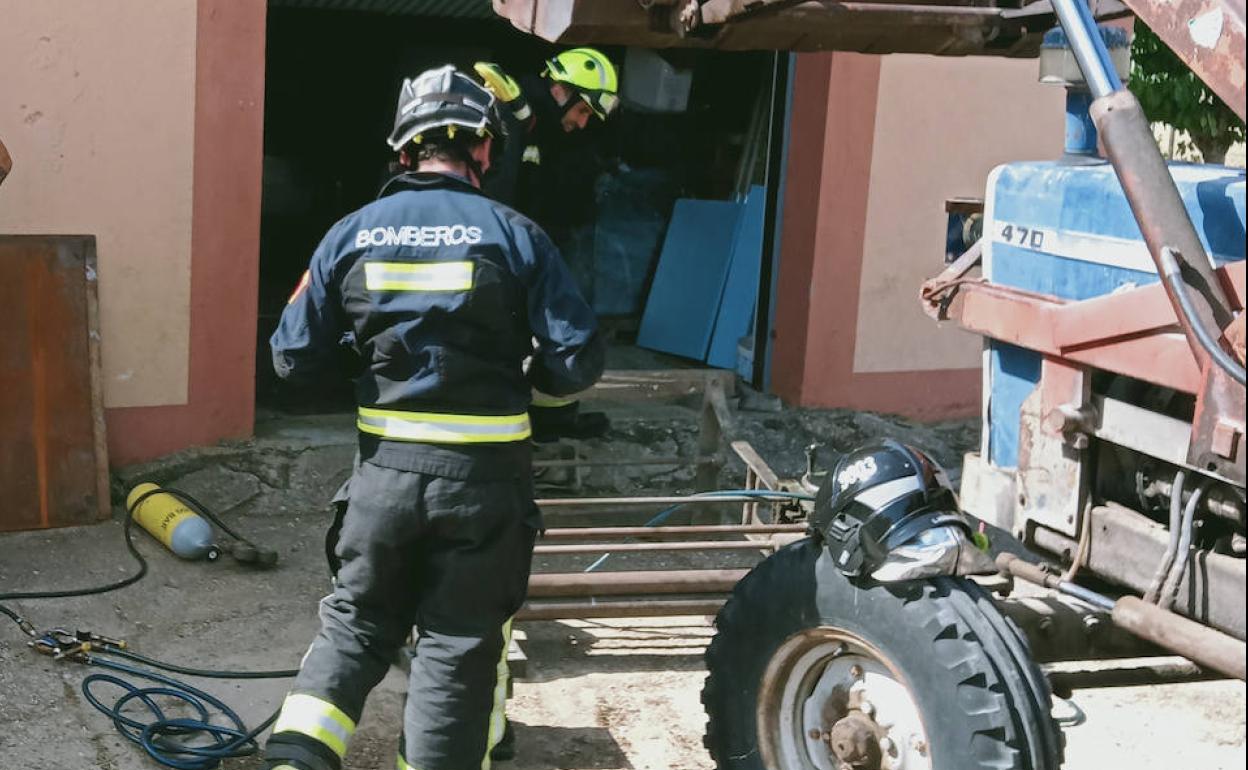 Dos Bomberos de Aranda socorren a la víctima en Fuentespina. 