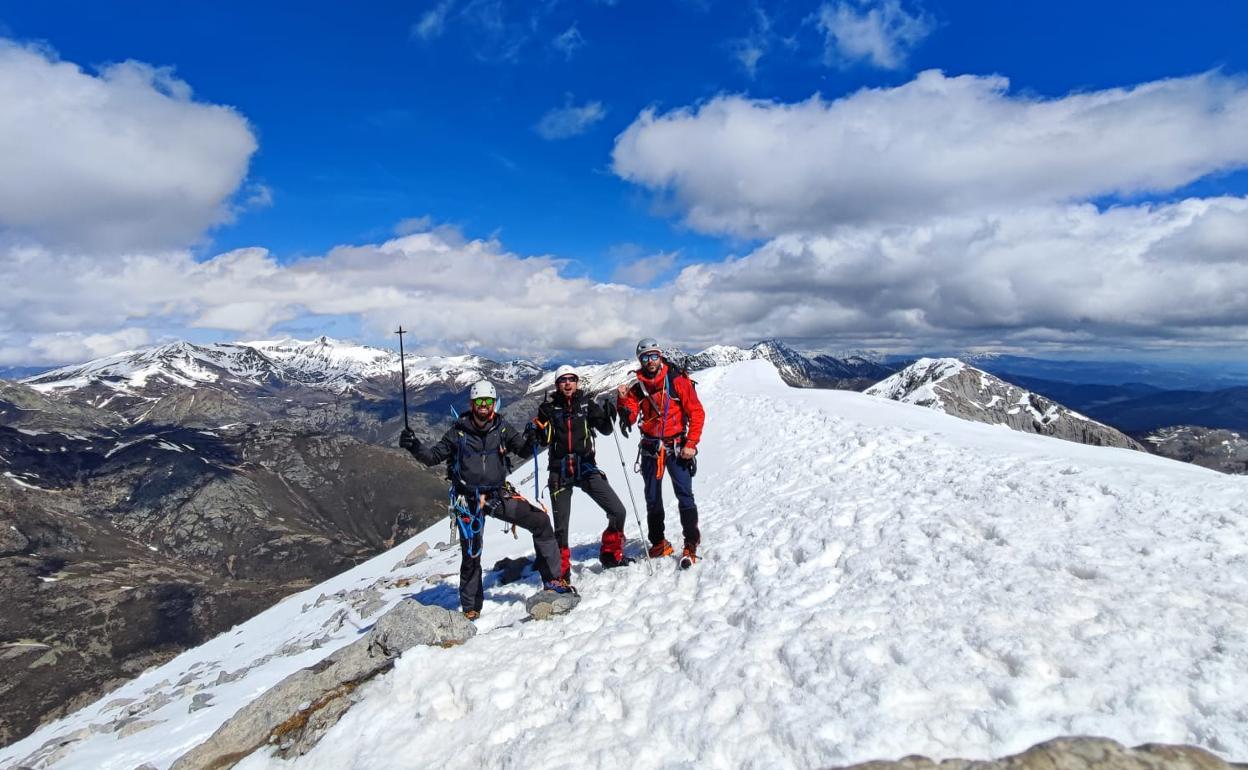 Algunos de los impulsores del club en una de sus salidas a la montaña. 