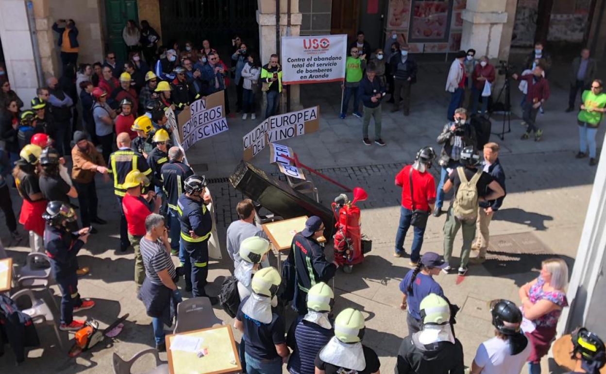 Manifestación de los Bomberos de Aranda frente al Ayuntamiento el pasado mes de mayo.