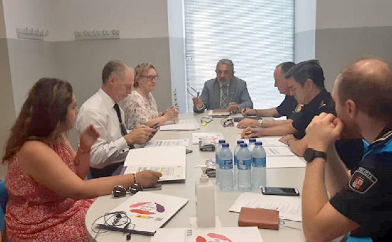 El subdelegado del Gobierno, Pedro de la Fuente, en la reunión con representantes del Ayuntamiento de Burgos en el marco de las Mesas de Coordinación Policial contra la violencia de género. BC