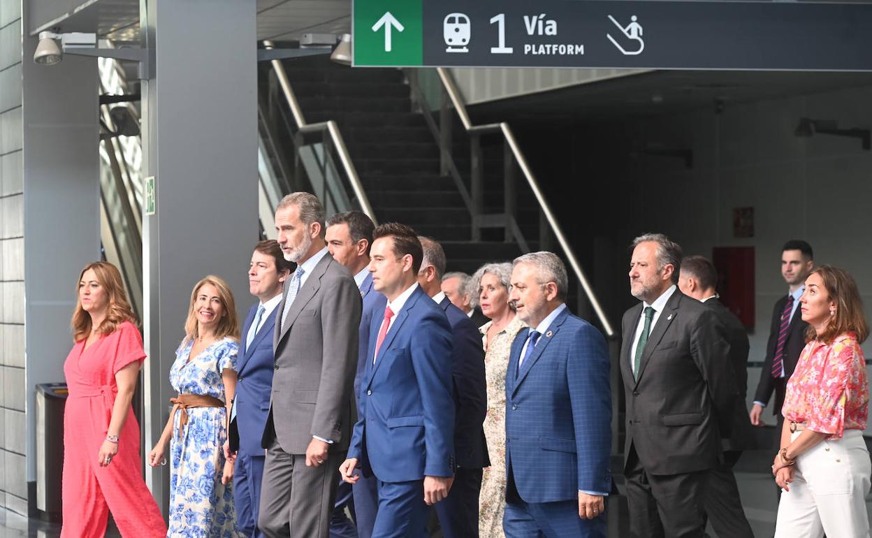 El Rey Felipe VI ha llegado a Burgos en el viaje inaugural del AVE. 