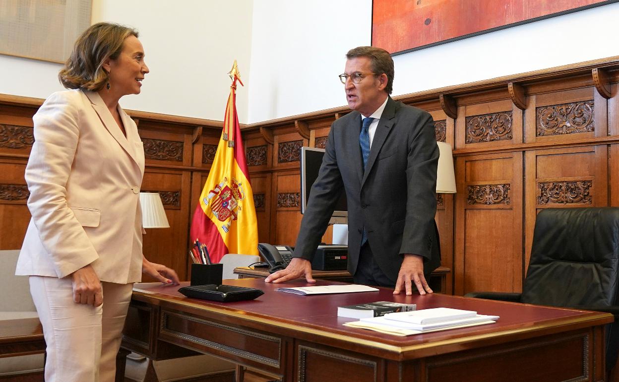 Feijóo conversa con Gamarra el pasado día 12, antes del debate sobre la nación. 