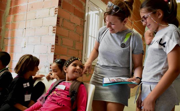 Una madre recibe a su hija de acogida