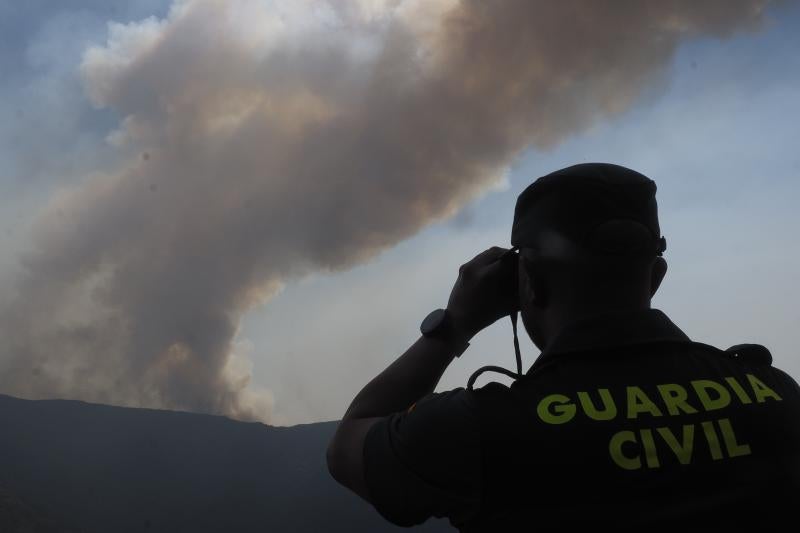 Un Guardia Civil otea este jueves uno de los fuegos que están destruyendo el Geoparque Mundial de la UNESCO Montañas do Courel