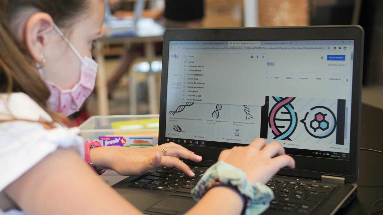 Una niña busca información científica en su portátil.