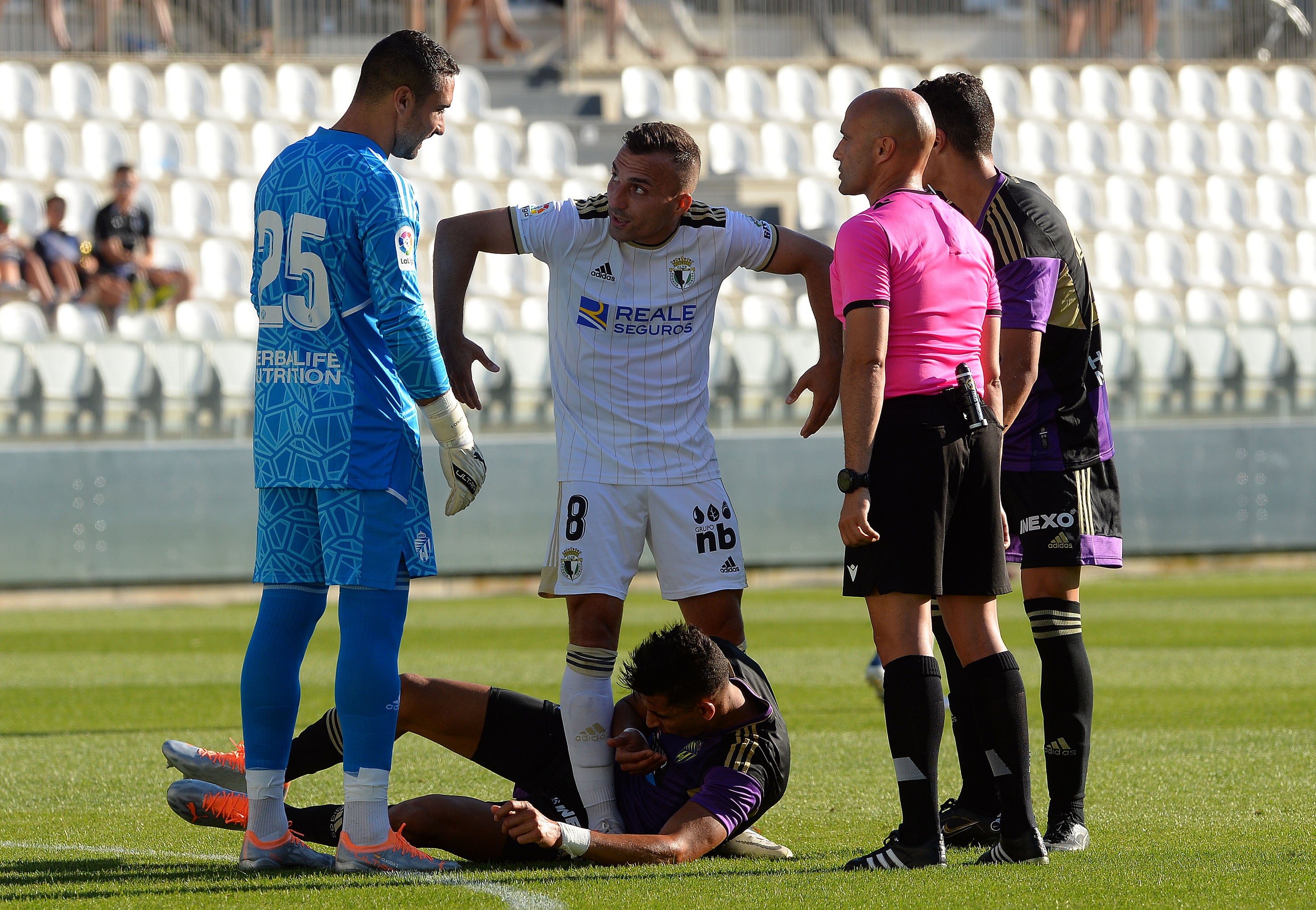 Matos persigue a Fresneda durante el encuentro.