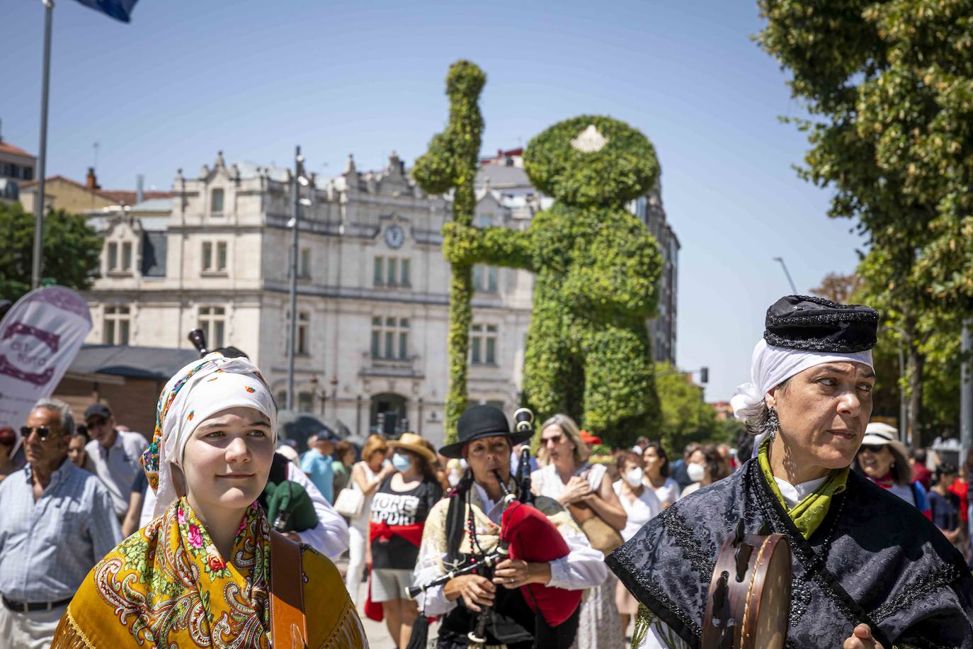 Fotos: Dulzaineros y gaiteros inauguran el peregrino vegetal gigante de Burgos