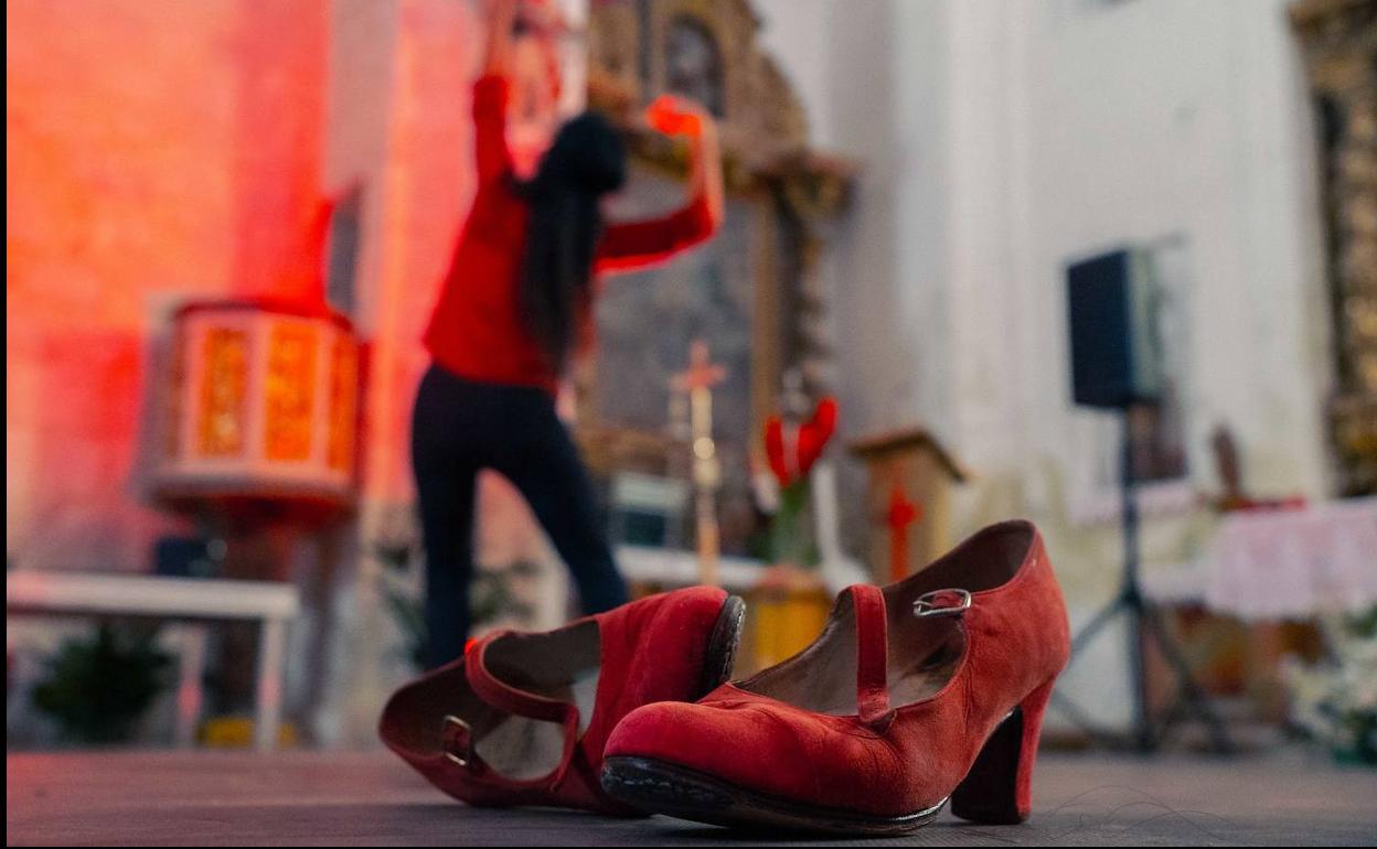 La bailaarina Estrella R. y el DJ, músico, productor y compositor burgalés Víctor E. Alonso ofrecieron 'Delirios' en Hontanas.