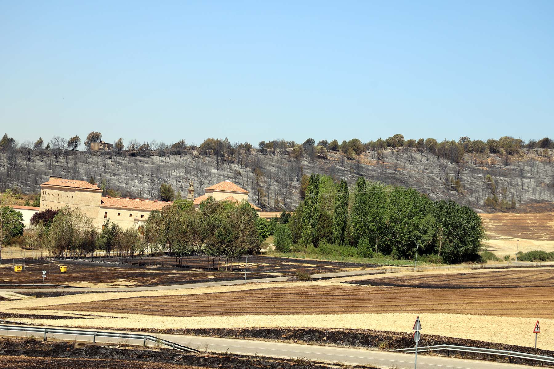 Fotos: El fuego cerca Santo Domingo de Silos