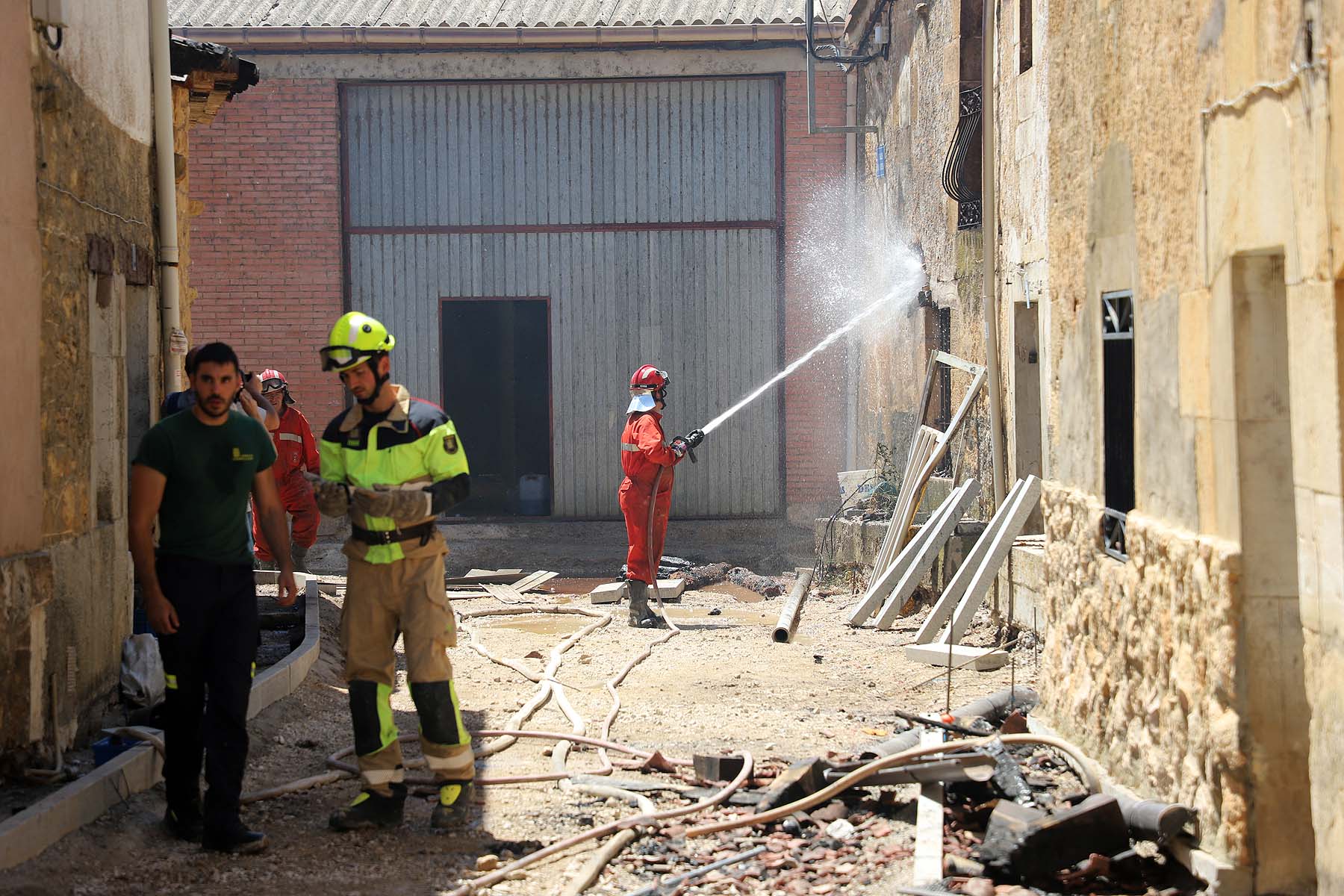 Fotos: El fuego arrasa parte de Santibáñez del Val