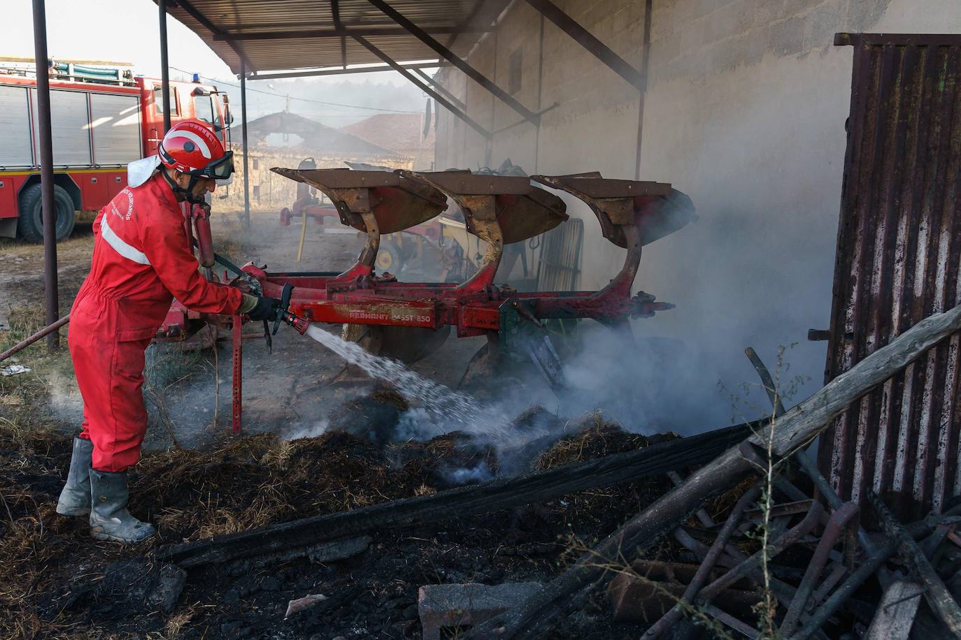 Fotos: El fuego arrasa parte de Santibáñez del Val