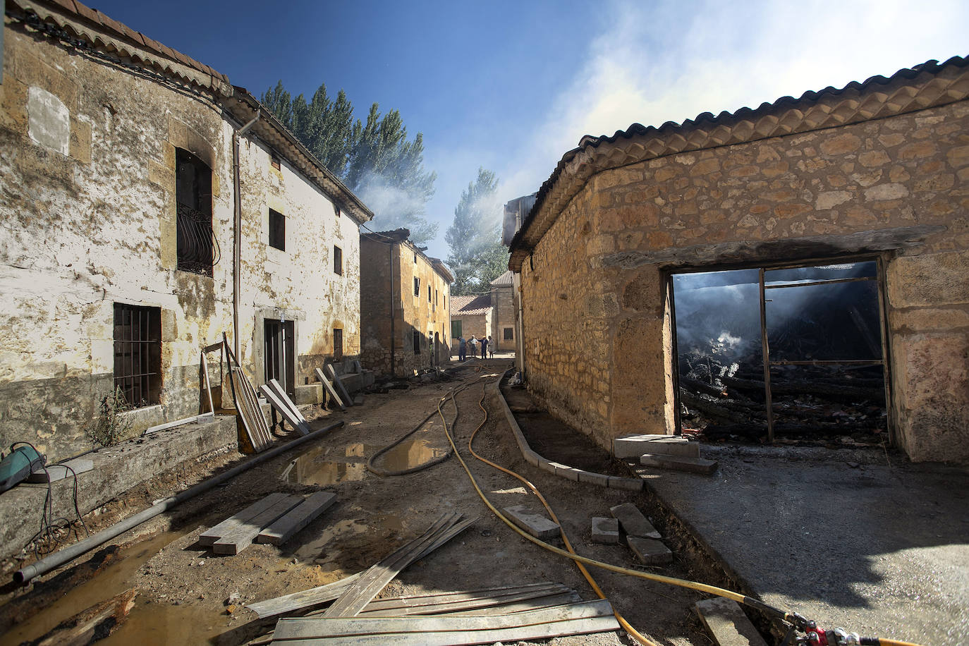 Fotos: El fuego arrasa parte de Santibáñez del Val