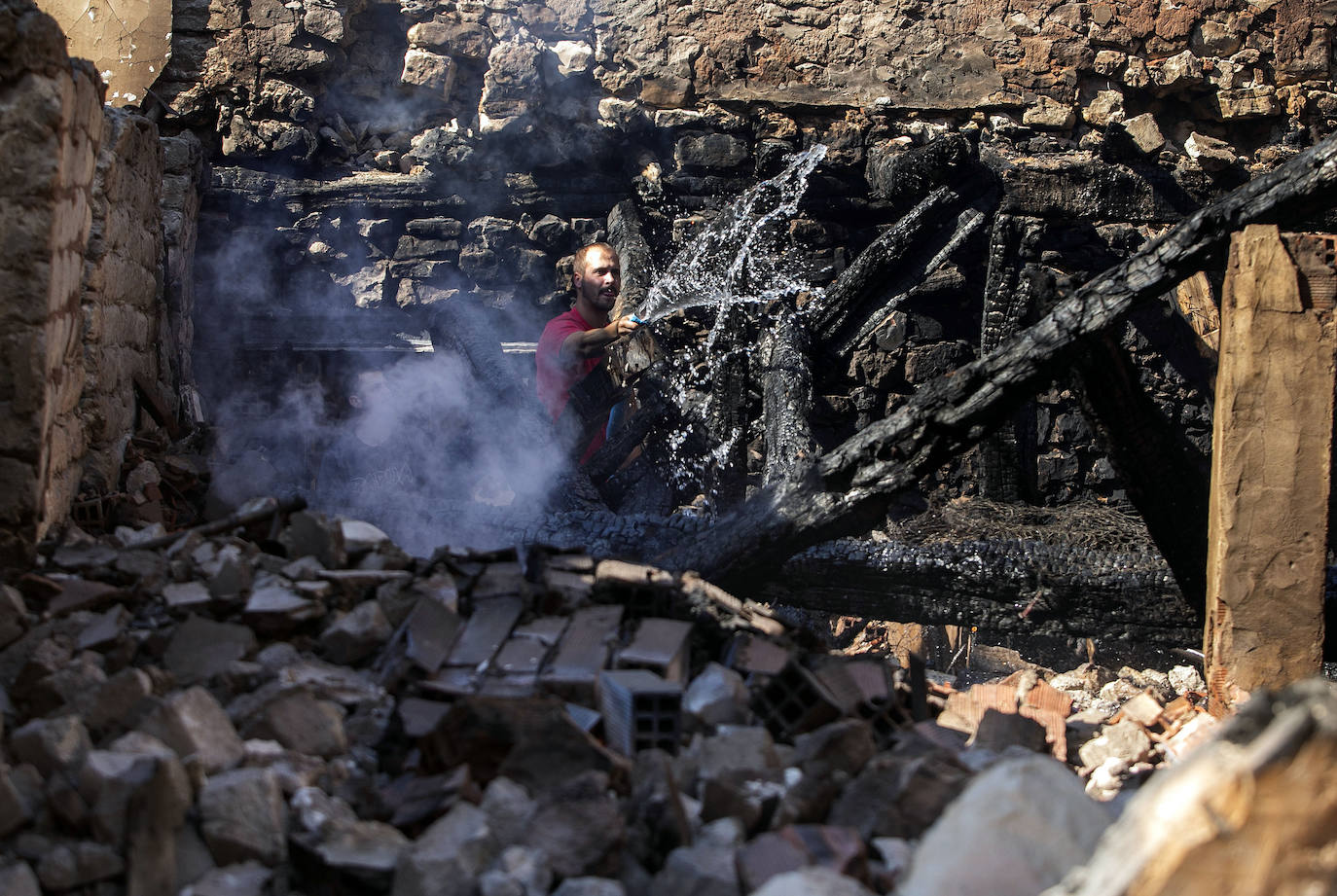 Fotos: El fuego arrasa parte de Santibáñez del Val